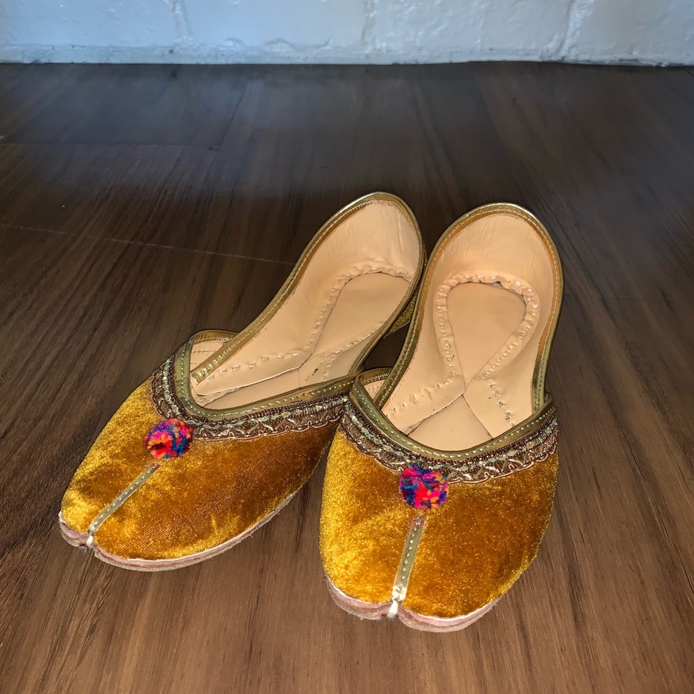 Yellow velvet flats (jutti’s)